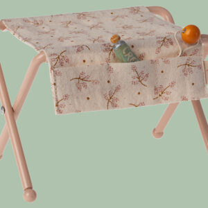 Maileg 11-3101-00 Wickeltisch mit Rassel und Babylotion