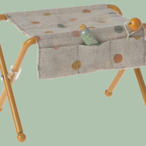 Maileg 11-3101-01 Wickeltisch mit Rassel und Babylotion; Wunschpunkte Stoff